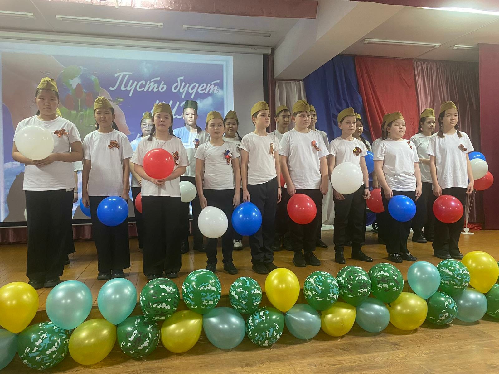 28 февраля 2024 года в актовом зале ХСОШ №2 им. Ю. А. Гагарина состоялся благотворительный концерт-акция «Герои нашей Отчизны».