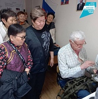 Новые техники плетения маскировочных сетей осваивают «серебряные» волонтеры Хоринска.