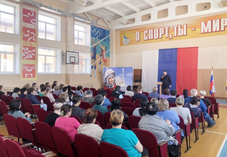 Сотрудники полиции рассказали жителям Хоринского и Кижингинского районов, как уберечьcя от посягательств мошенников.
